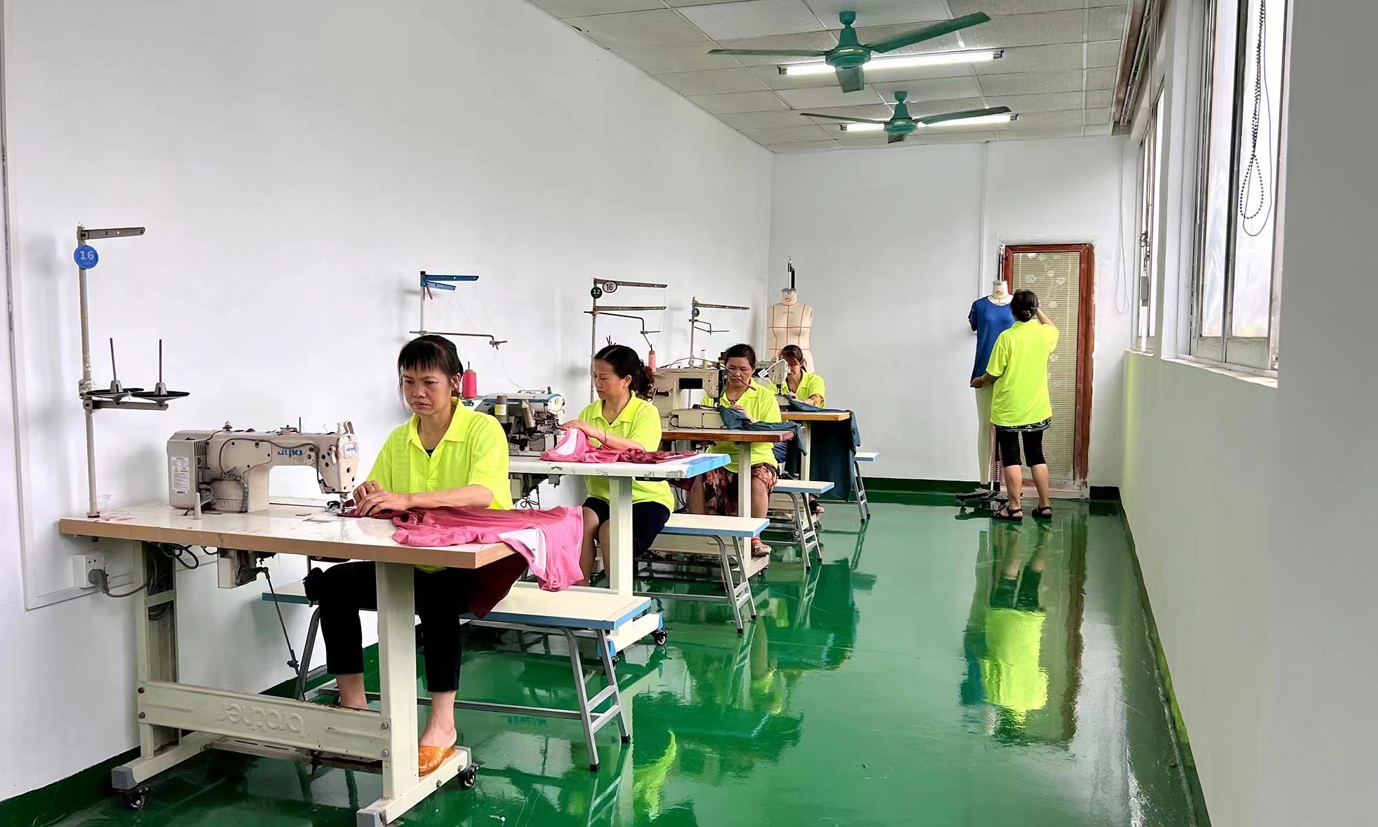 Guangzhou Vinas clothing technology Co., LTD কারখানা উত্পাদন লাইন
